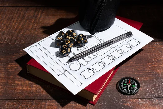 zestaw do gry fabularnej RPG z wielościennymi kośćmi, kartą postaci, długopisem i kompasem ułożonymi na drewnianym stole, klimatyczne akcesoria do sesji fantasy widoczne z bliska